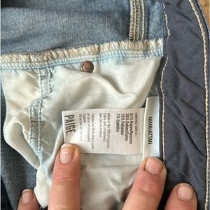 31 Paige Manhattan Soft Bootcut Med Blue wash Denim Jeans in EUC -